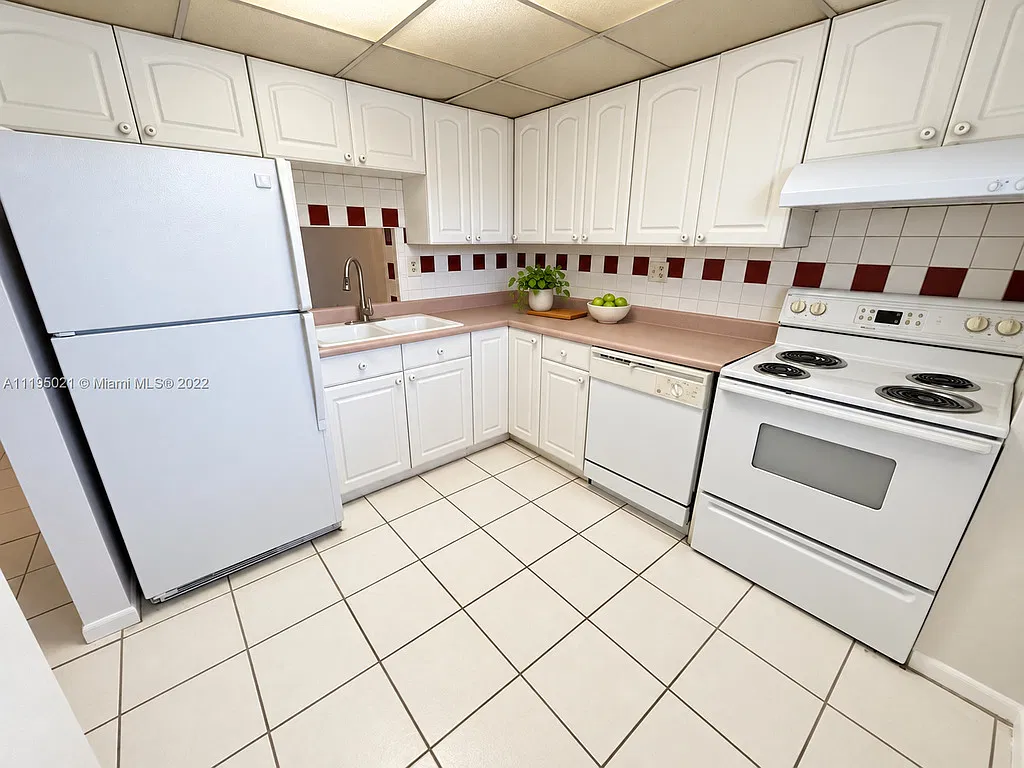 1700 Northwest 58th Terrace - unit 2m — Photo 2