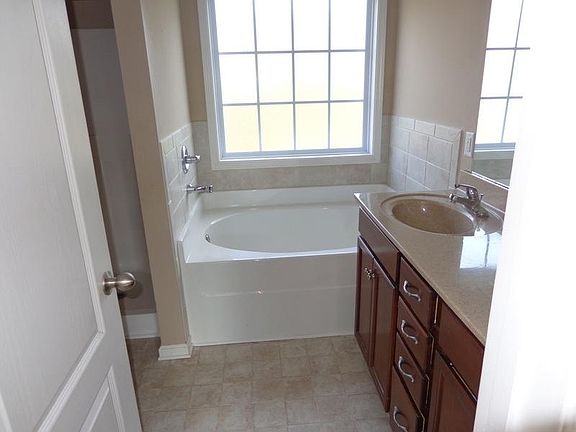 5th image of 319 Chalet Cir