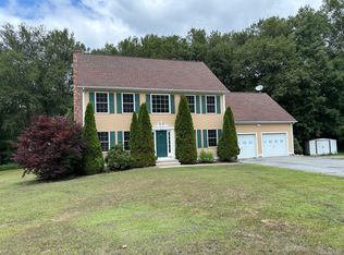16 Cove Brook Ln, Uncasville, CT 06382