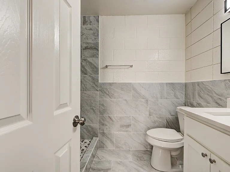 1325 W Lindsey St — Photo 18