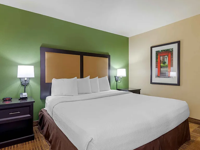 Deluxe Studio - 1 King Bed