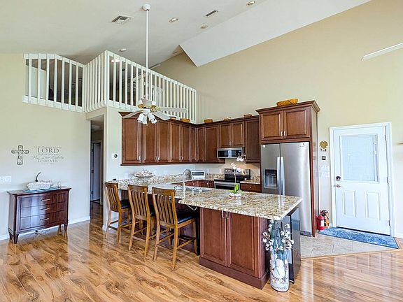 3rd image of 523 Twin Lakes Dr