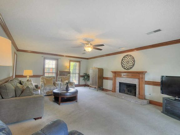 4th image of 399 Richards Way Dr