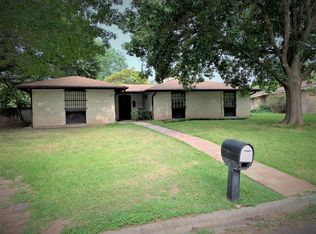 17 Donna Dr, Uvalde, TX 78801