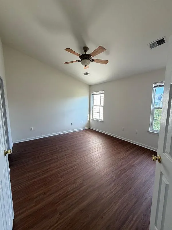 4 bed, 3.5 bath, 2016 sqft, $3,200 — Photo 3