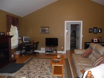 5th image of 137 Clay Ave
