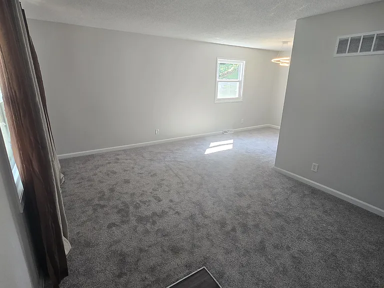 7924 NE San Rafael Dr — Photo 2