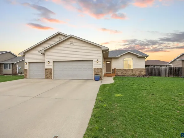 1006 Chestnut St, Harrisburg, SD 57032