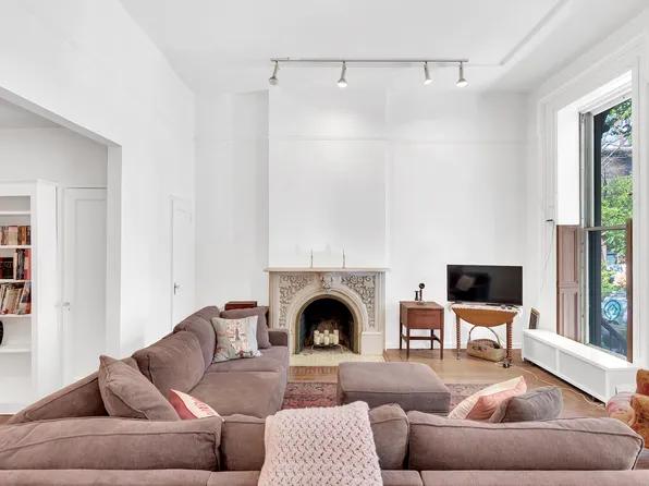 30 Remsen Street 1A image 1 of 5