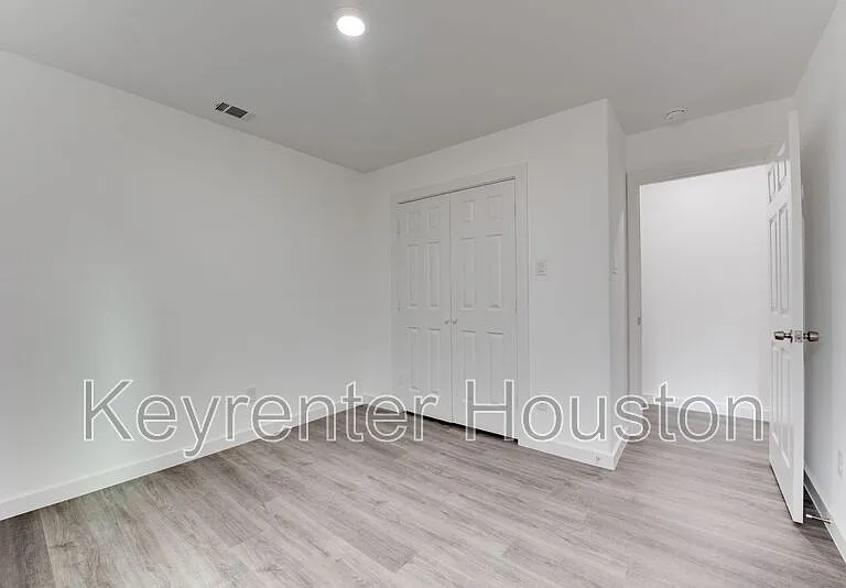 8126 Sterlingshire St #B — Photo 10