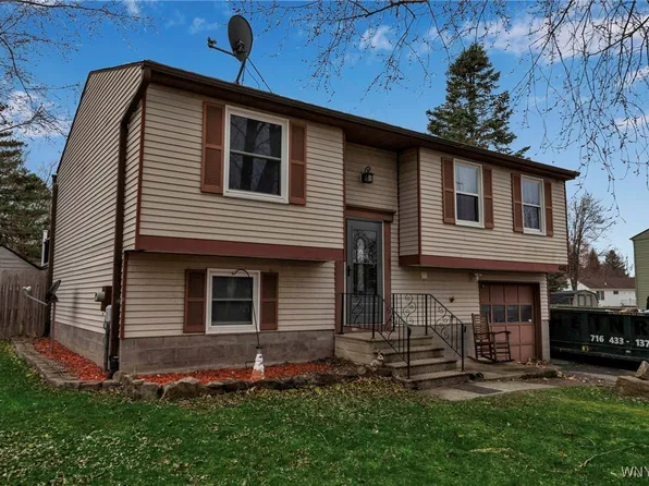 6562 Royal Pkwy S, Lockport, NY 14094