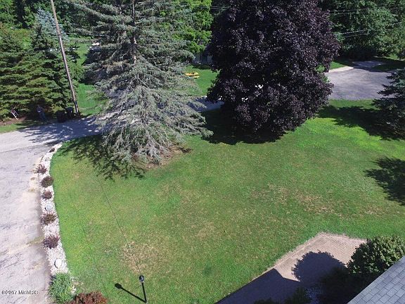 3rd image of 906 Cypress Ct