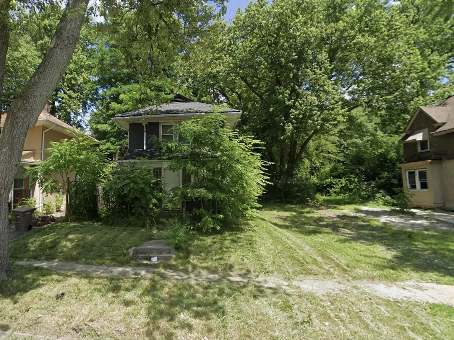 3 bed, 1.0 bath, 1156 sqft, $910 — Photo 2
