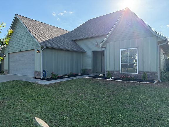 2nd image of 1860 Meadowview Dr