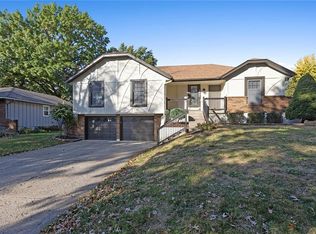 1601 SW White Oak Ln, Blue Springs, MO 64015