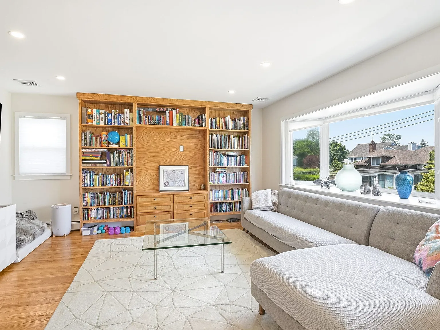 3 bed, 3.0 bath, 2168 sqft, $10,000 — Photo 2