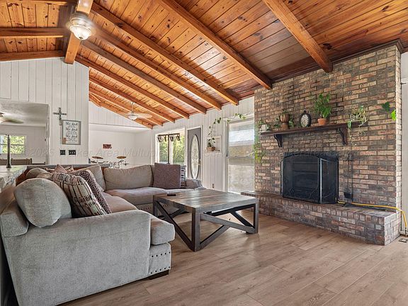 3rd image of 207 Crescent Cir