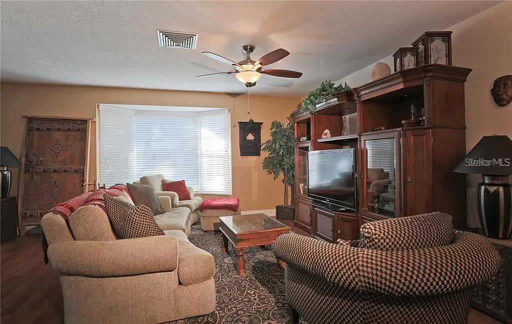 3 bed, 2.0 bath, 1694 sqft, $6,200 — Photo 4
