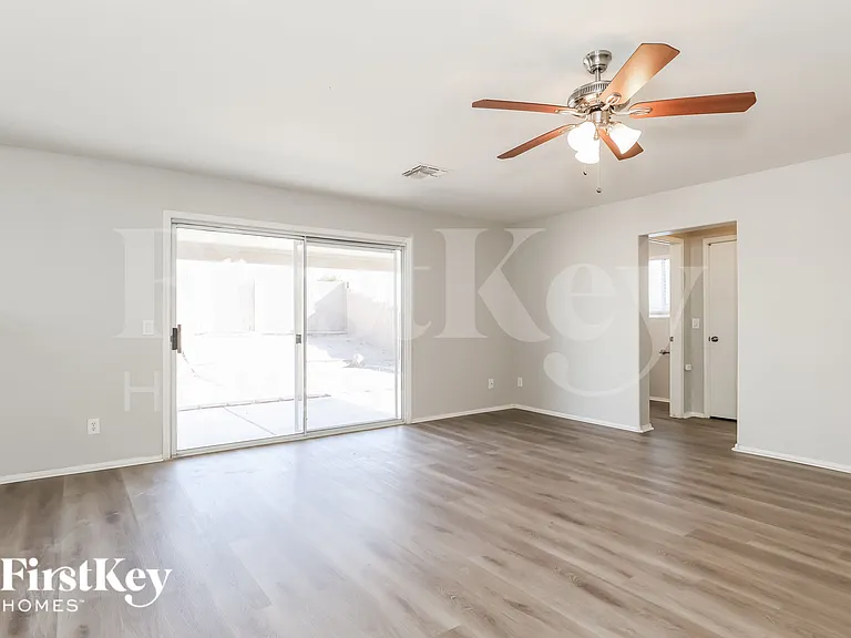 11009 W Frier Dr — Photo 2