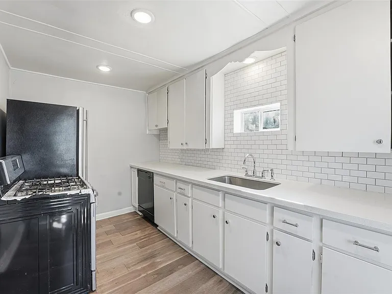 6526 Linden St — Photo 2