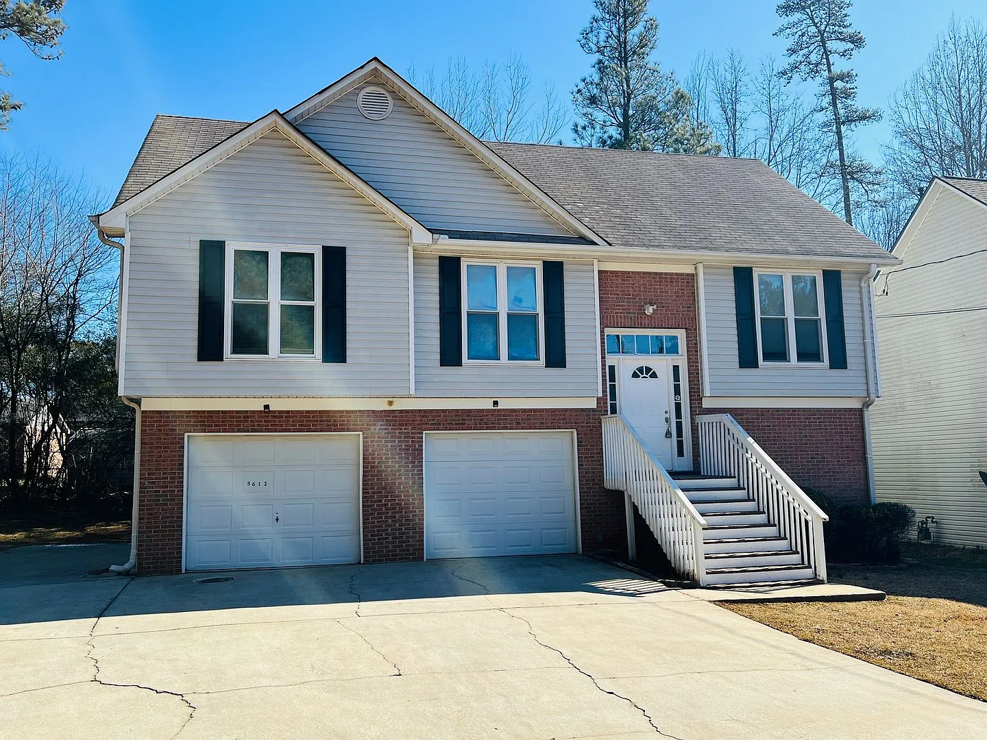 Prime location, private setting, 2nd Living area, possible 4th bedroom, 2 car garage, must see! — Photo 1