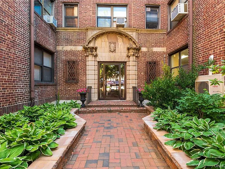 7 Bond St — Photo 1
