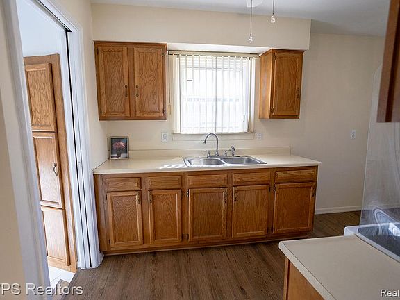 4th image of 24882 Lambrecht Ave