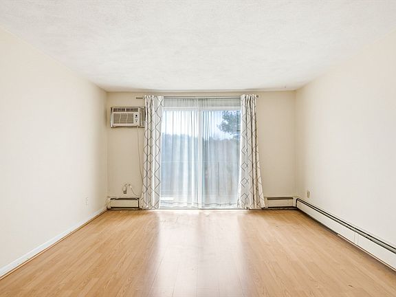 3rd image of 205 Great Rd APT C6