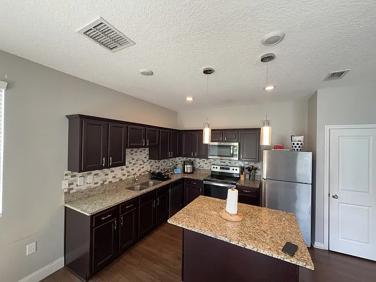 896 Grandin St — Photo 2
