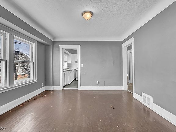 5th image of 11806 Fairport Ave
