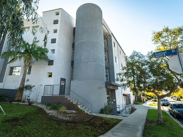 16070 Sunset Blvd — Photo 1