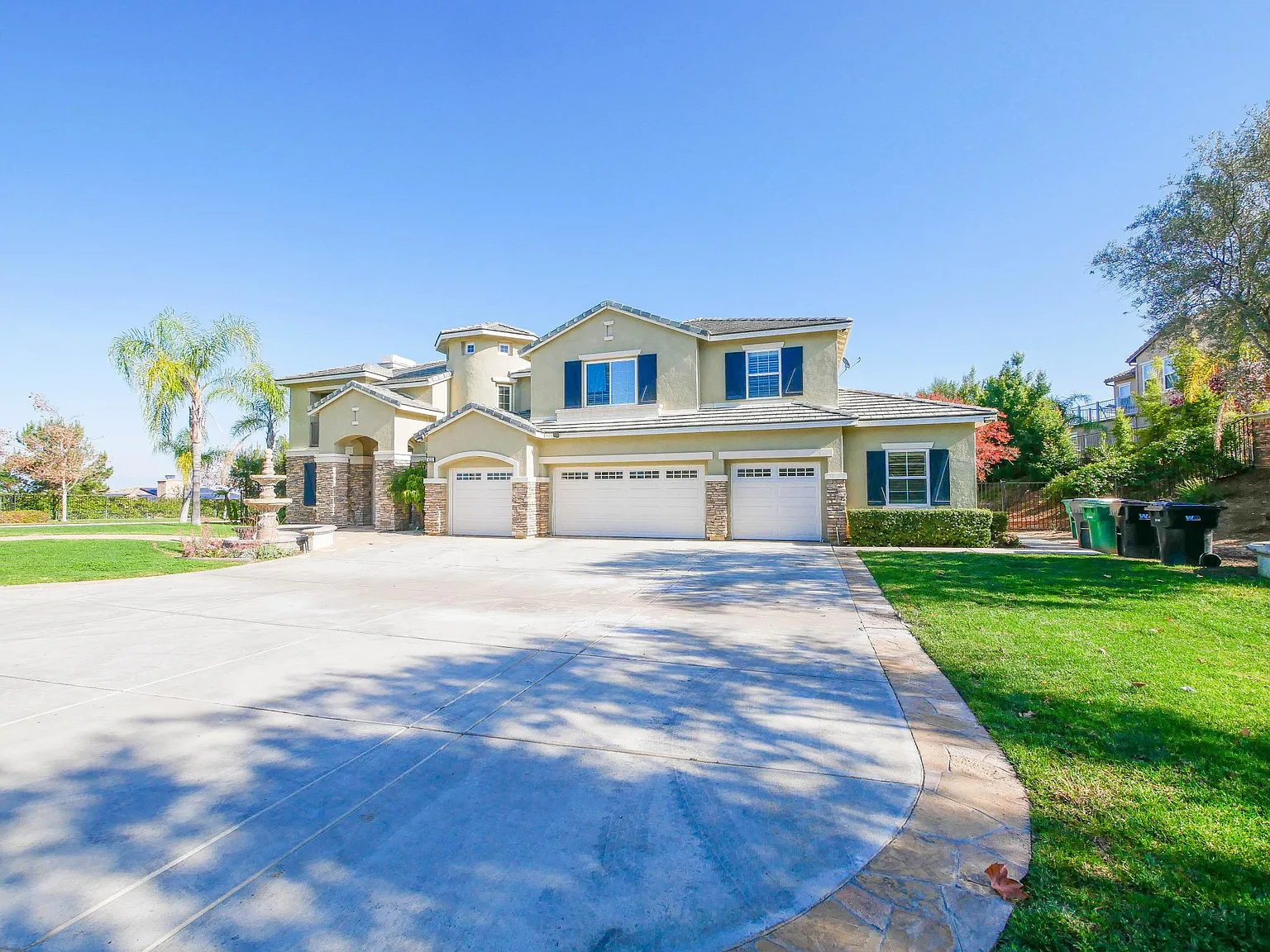 5 bed, 5.5 bath, 5401 sqft, $7,400 — Photo 2