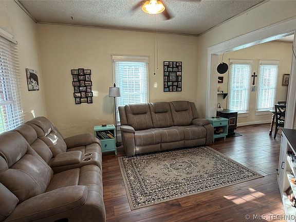 3rd image of 605 E Caddo St