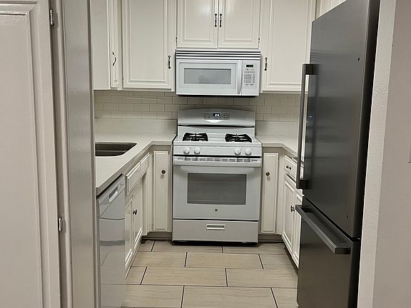 5th image of 10721 Moorpark St APT 103