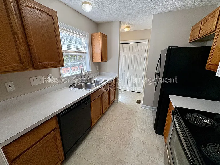 317 Cross Hill Ln — Photo 4