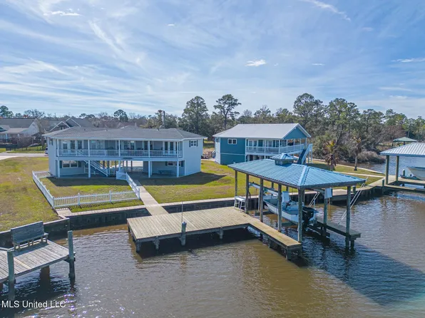 1313 Beards Cove Dr, Gulfport, MS 39507