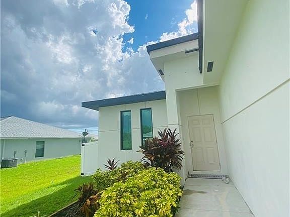 5th image of 922-924 SE 6th Ct