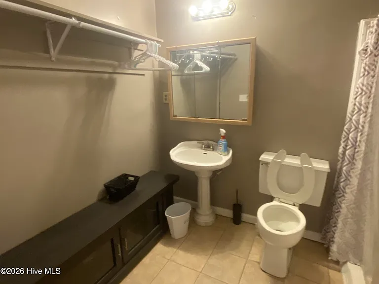 2042 Fernwood Cir #B — Photo 8