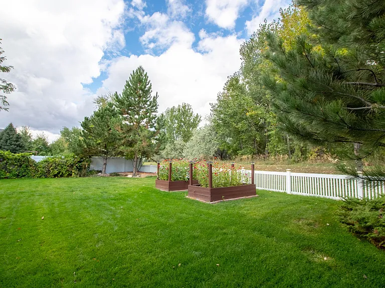 3835 Fairmeadow Dr — Photo 5