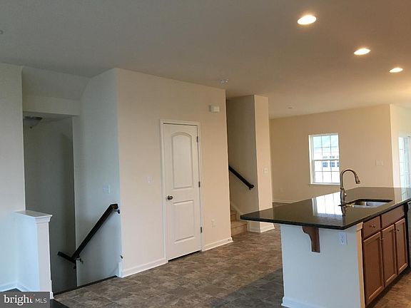 3rd image of 118 Jenny Dr