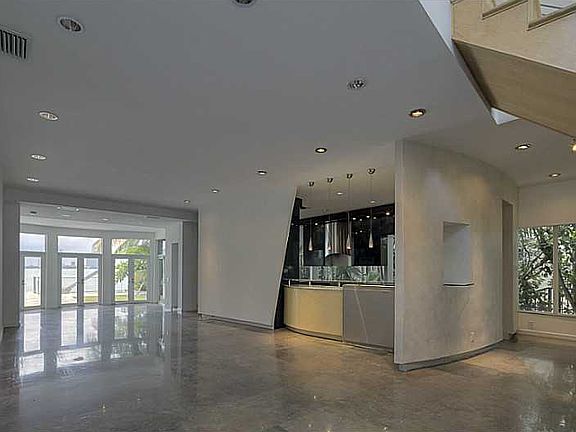 5th image of 720 W Dilido Dr