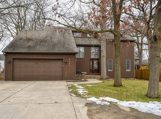 8446 Mending Wall Dr, Woodridge, IL 60517