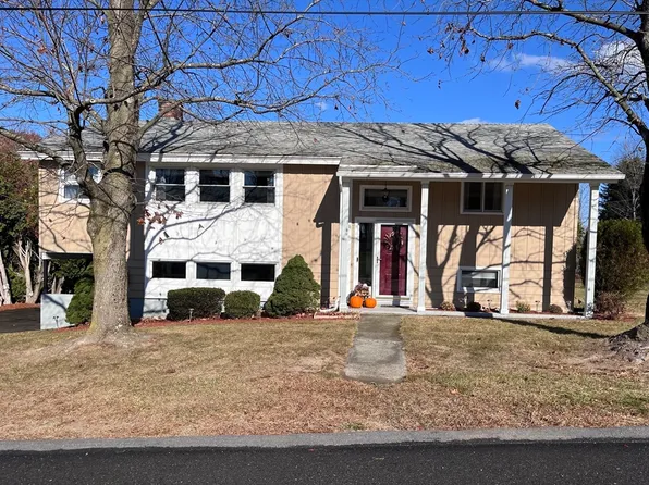 16 Dike Dr, Clinton, MA 01510