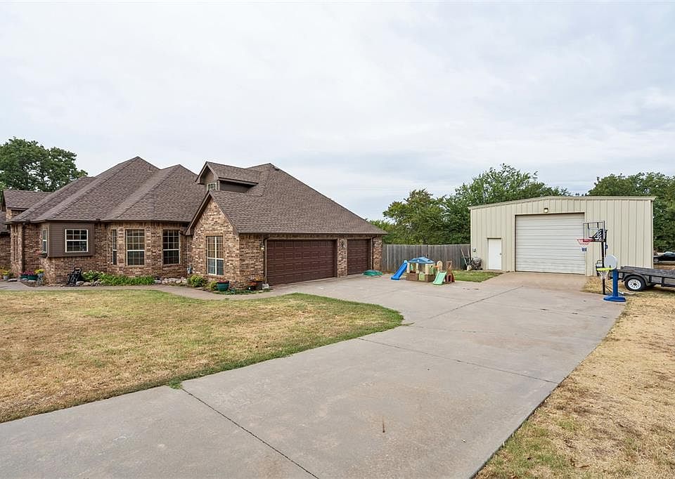 1st image of 825 Liveoak Ln