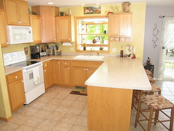 Kitchen w Breakfast Counter