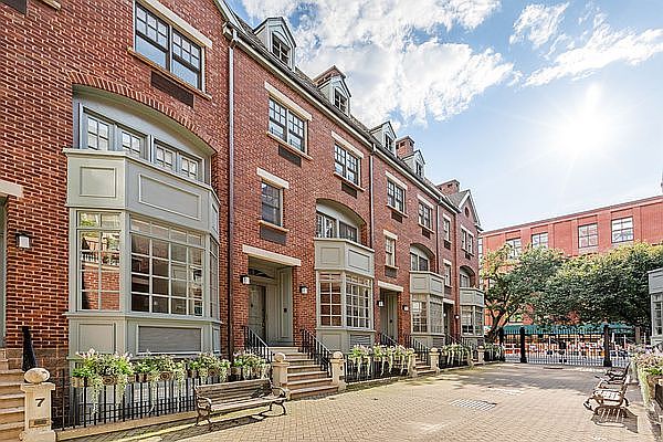 1st image of 6 Greenwich Mews