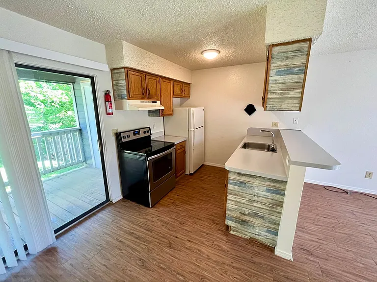 122 Hillside Dr — Photo 2
