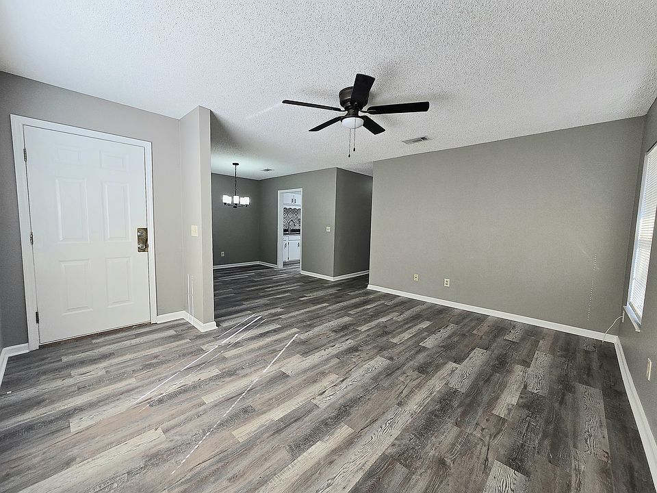 Welcoming open floor plan to living area