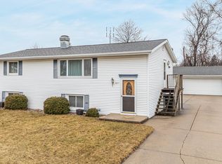 827 Heritage Trl, Oshkosh, WI