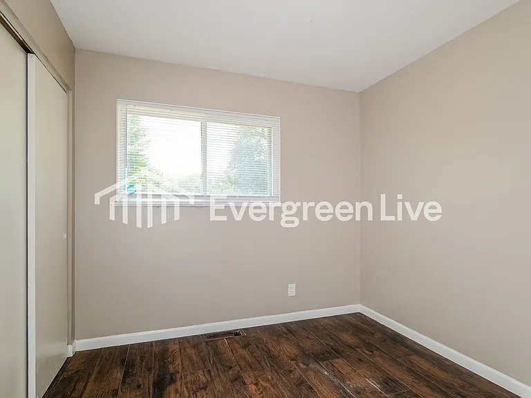 2435 Orleans Ln — Photo 12